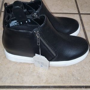 Time and Tru black ankle sneaker new
